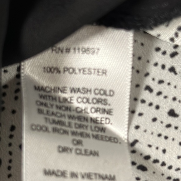 Creative Concepts Black and White sleeveless blouse, black accent stripes size M - Picture 8 of 8